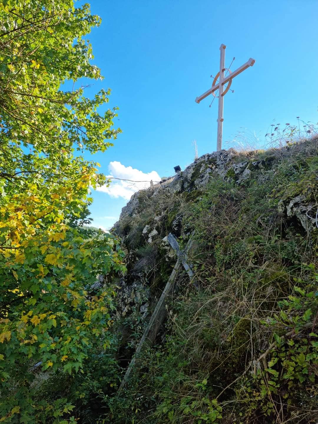 Металният кръст над скален параклис 
