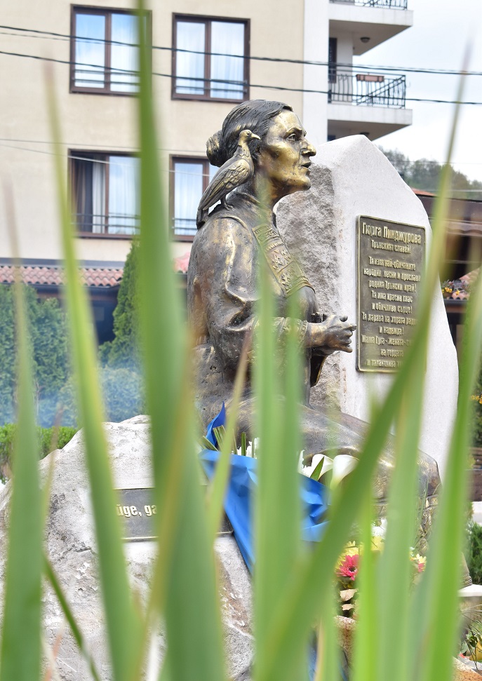 Това е снимка с изглед към паметника на знаменитата оперна и народна певица - Гюрга Пинджурова, родом от Трън.